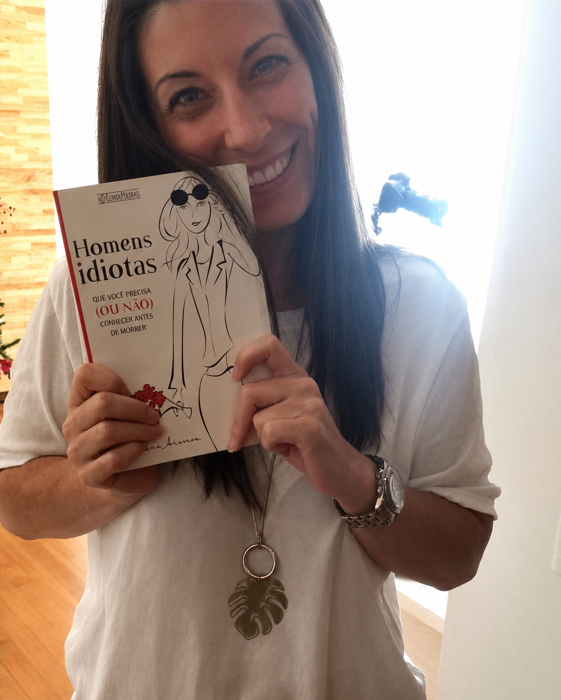 Renatta Alarcon com o livro "Homens Idiotas"