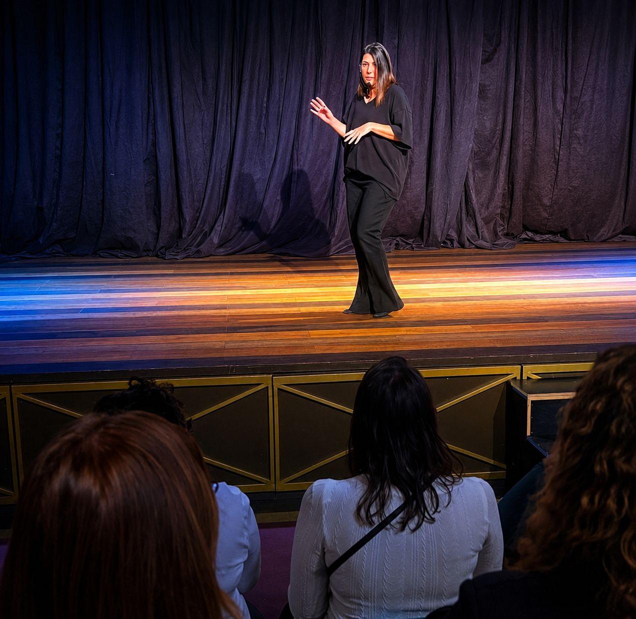 Renatta Alarcon no palco durante apresentação