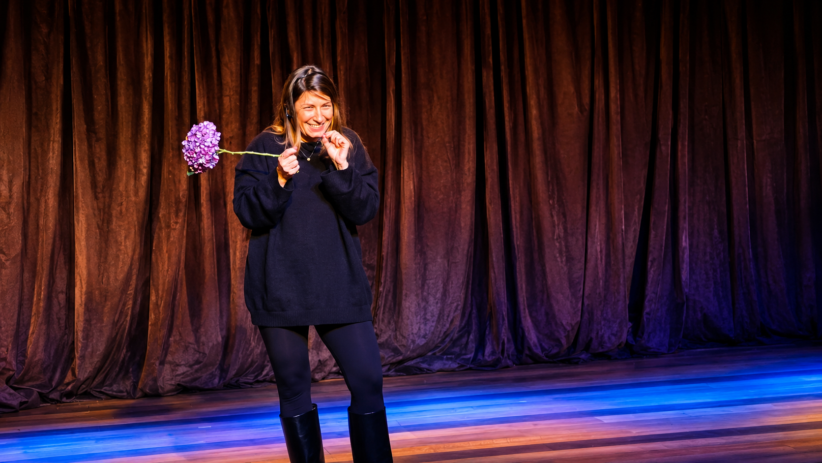 Renatta Alarcon no palco com flor